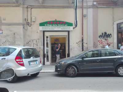 Salutiamo Vito e ci mettiamo in marcia verso "Sgobba - Il mago delle chiavi", che nella sua intestazione incorpora proprio il nome di Tommaso Sgobba, quello che � stato il vero pioniere regionale del settore. Il negozio � in via Cairoli